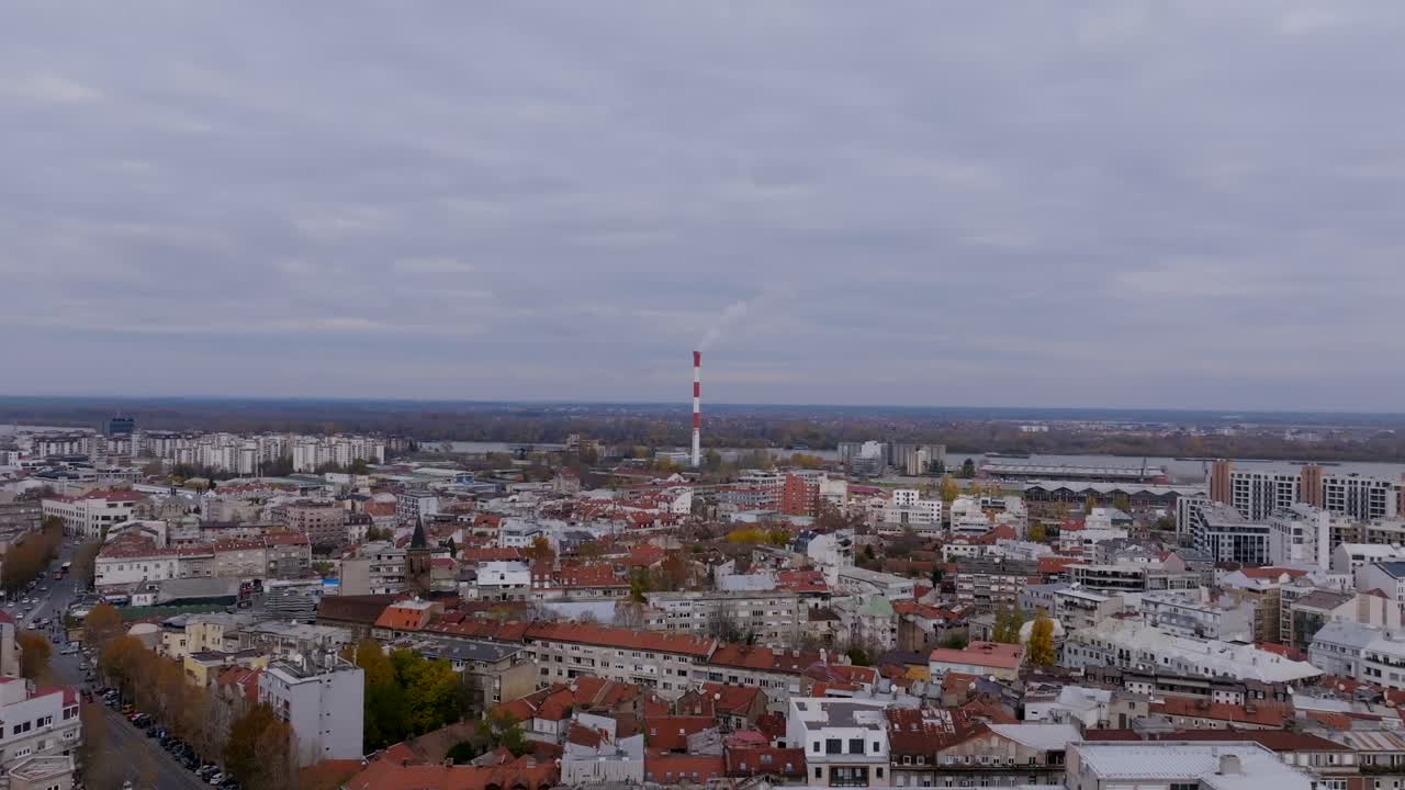 베오그라드, 세르비아에서 구름이 많은 날에 에너지 공장의 굴 굴의 항공 영상