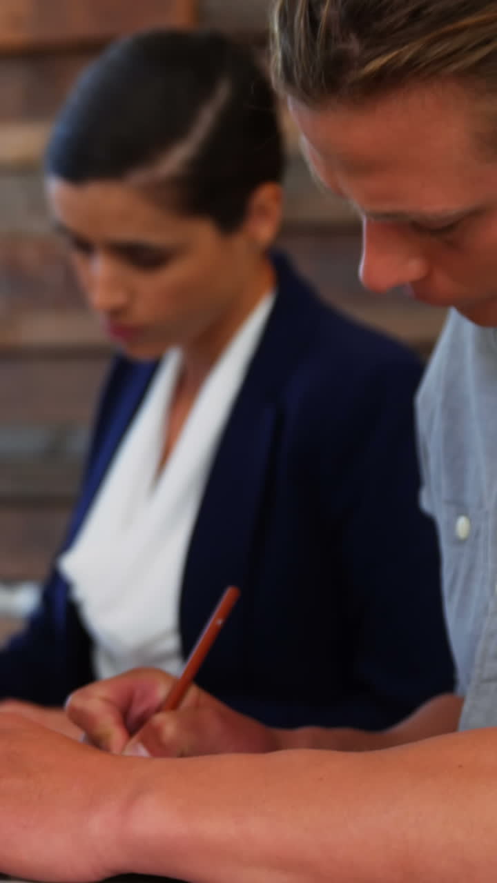 ejecutivos de negocios que trabajan en el escritorio