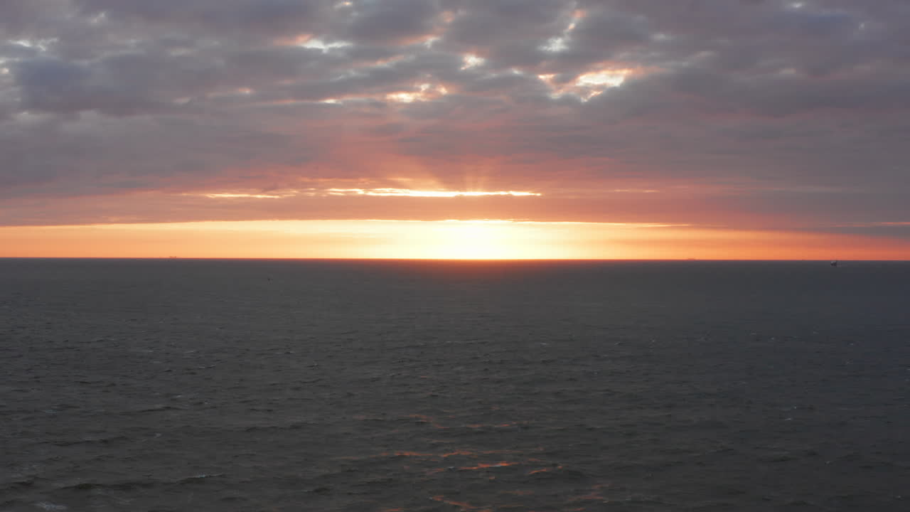 Il Mare del Nord durante un tramonto ventoso.