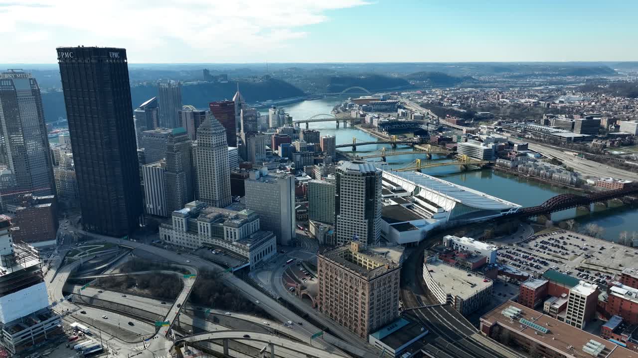Inquadratura aerea dall'alto dello skyline di Pittsburgh, Pennsylvania.