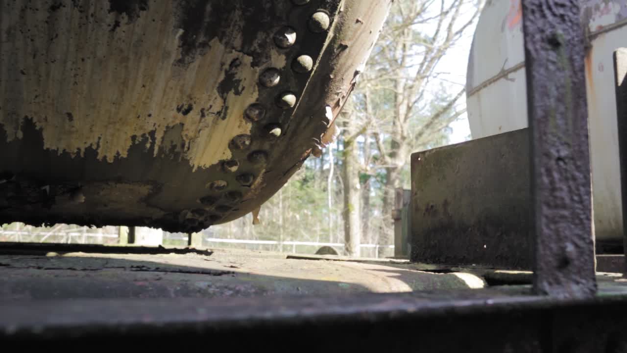 vagón de tren oxidado y abandonado en un bosque