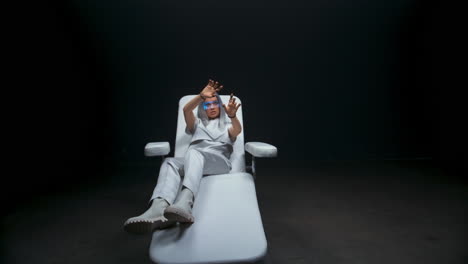 mujer deslizando pantalla táctil sentada en un sillón. realidad futura persona trabajo metaverso