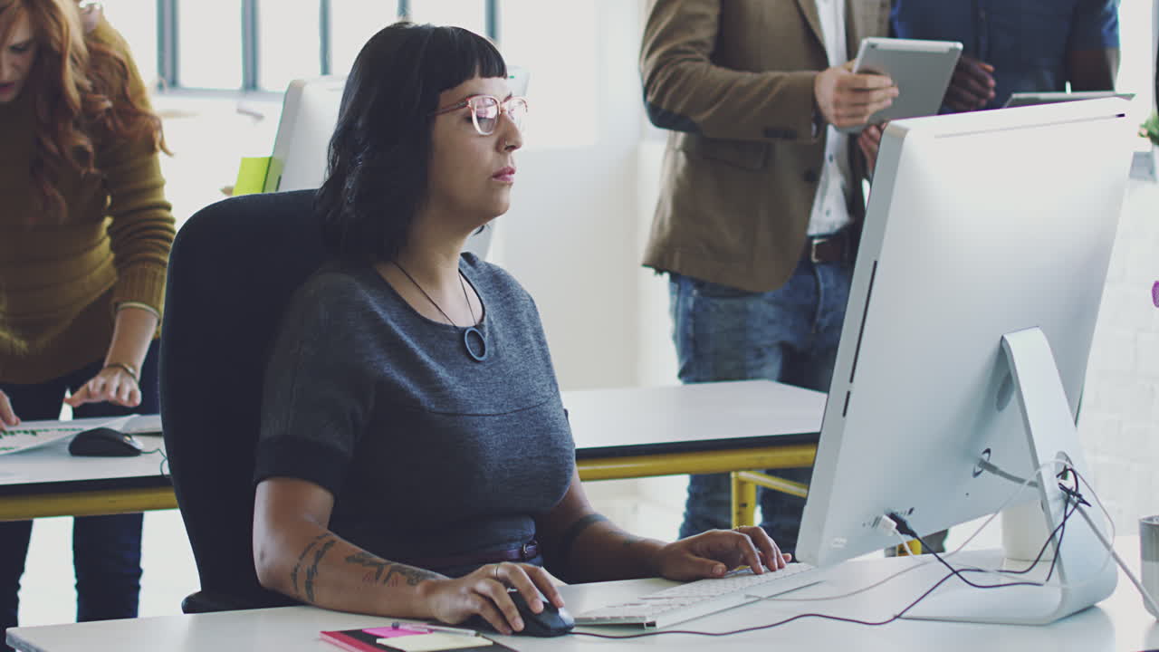 prestando toda su atención al trabajo