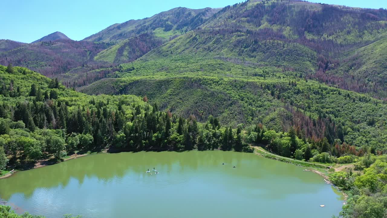 우타 리 산맥 위에 있는 페이슨 캐니언 (payson canyon) 에 있는 네보 (nebo) 에 있는 메이플 레이크 (maple lake) 에 대한 공중 촬영