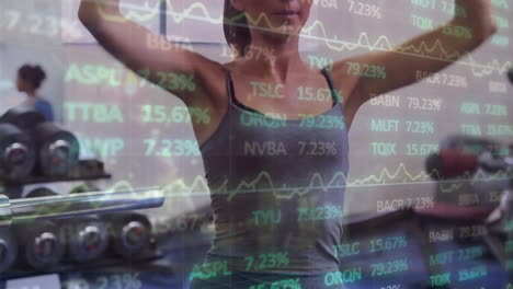 animación del procesamiento de datos financieros sobre una mujer caucásica haciendo ejercicio en el gimnasio
