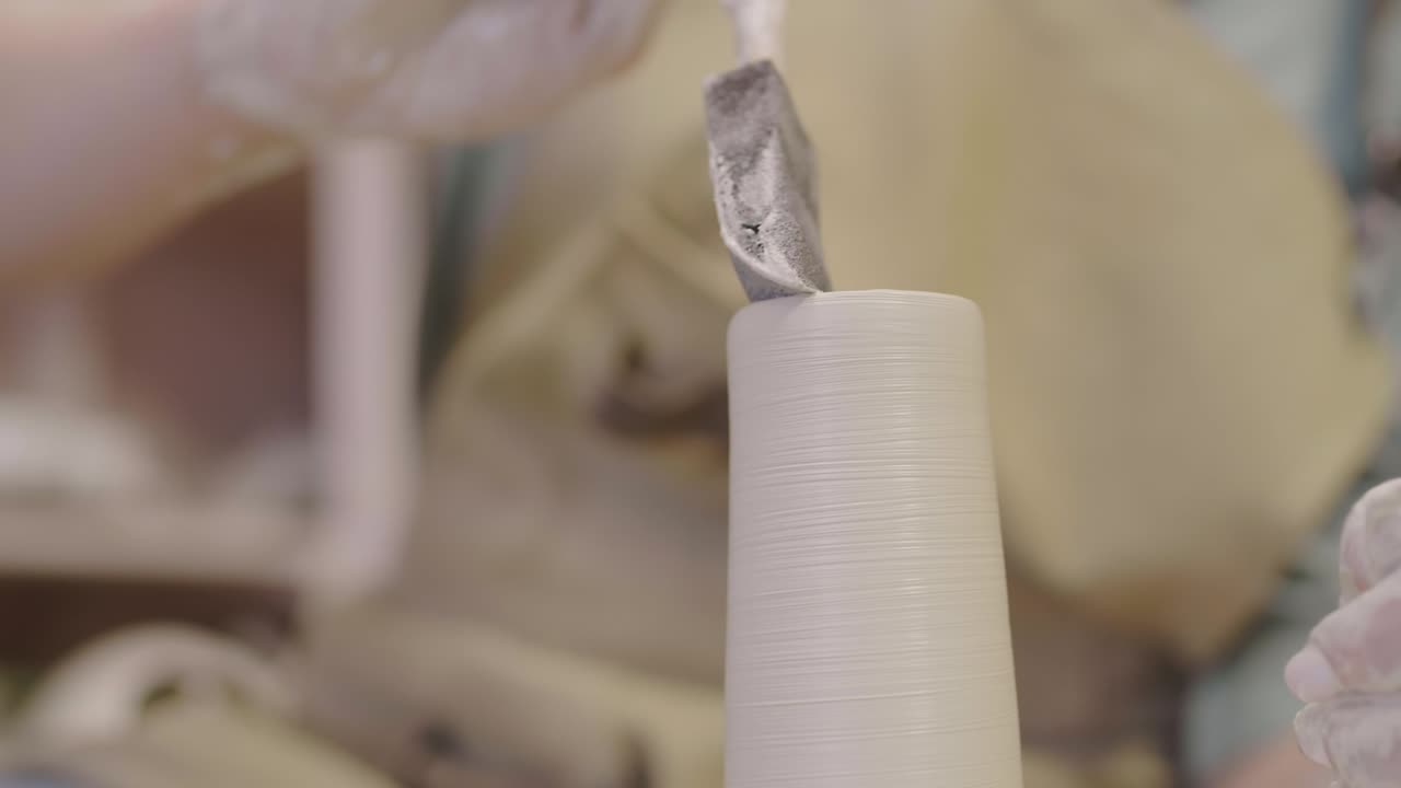 도자기 바와 장비를 사용하여 도자기를 만드는 것