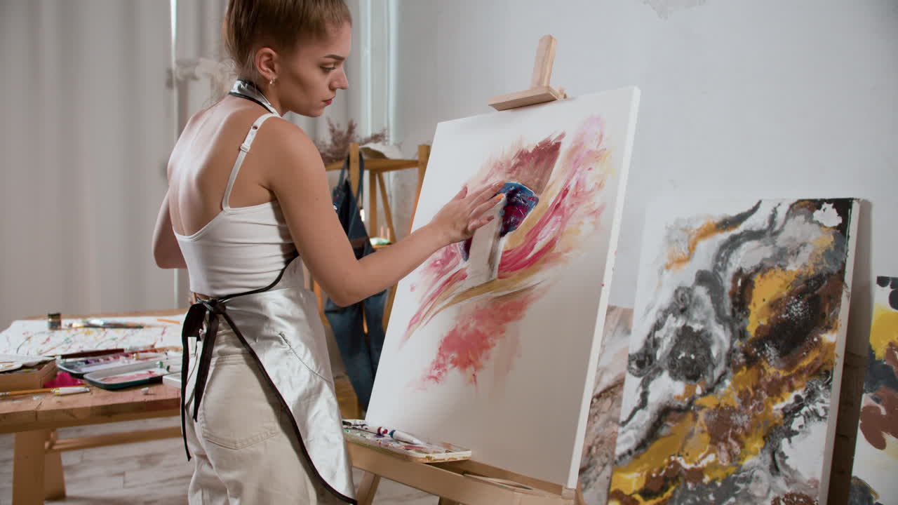 한 여성이 걸작을 만들고 있습니다.