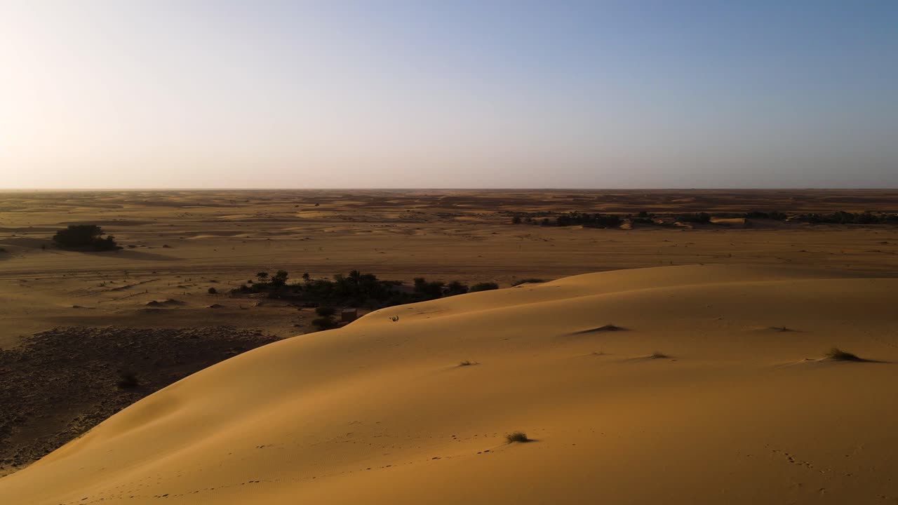 colinas de dunas de arena en mauritania desierto del sahara en áfrica, vuelo aéreo