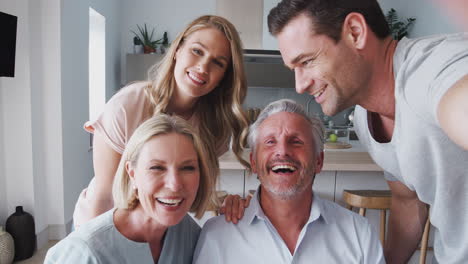 Porträt-Einer-Familie-Mit-älteren-Eltern-Und-Erwachsenen-Nachkommen-Gemeinsam-Im-Garten