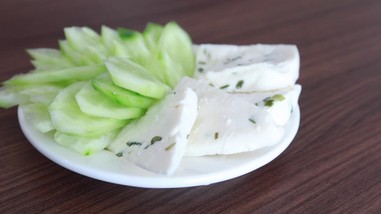 plato de pepino y queso