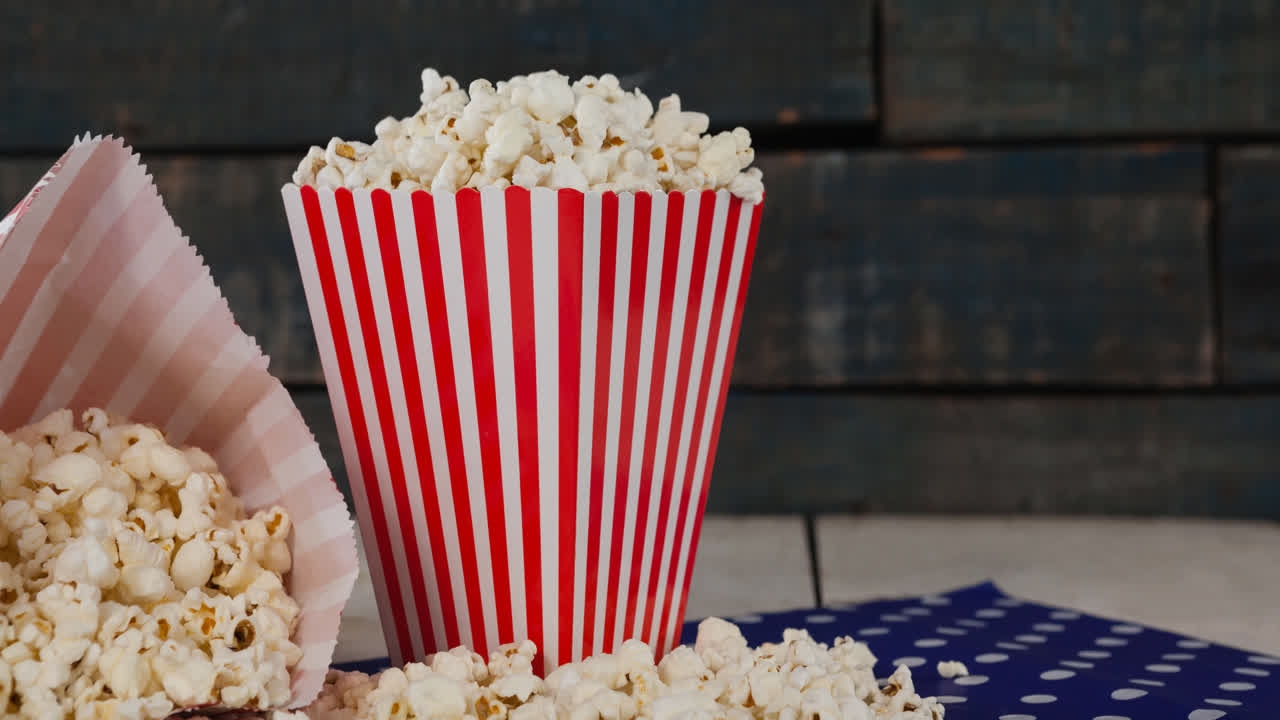 木製の壁の上のポップコーン箱のアニメーション