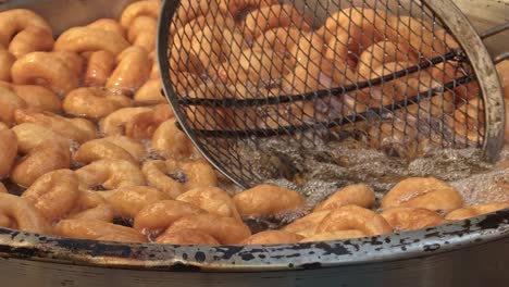 estos dulces bocados fritos son un postre tradicional de la calle en turquía