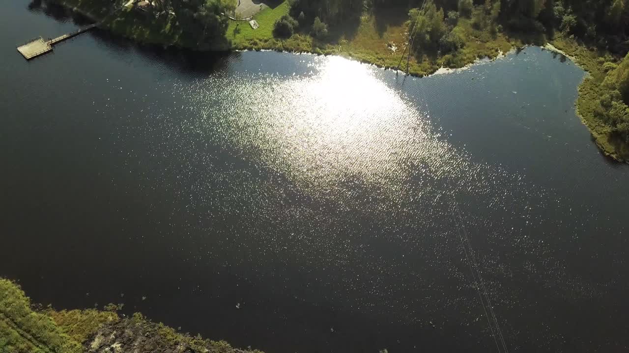 호수변 공원 과 강 의 공중 사진