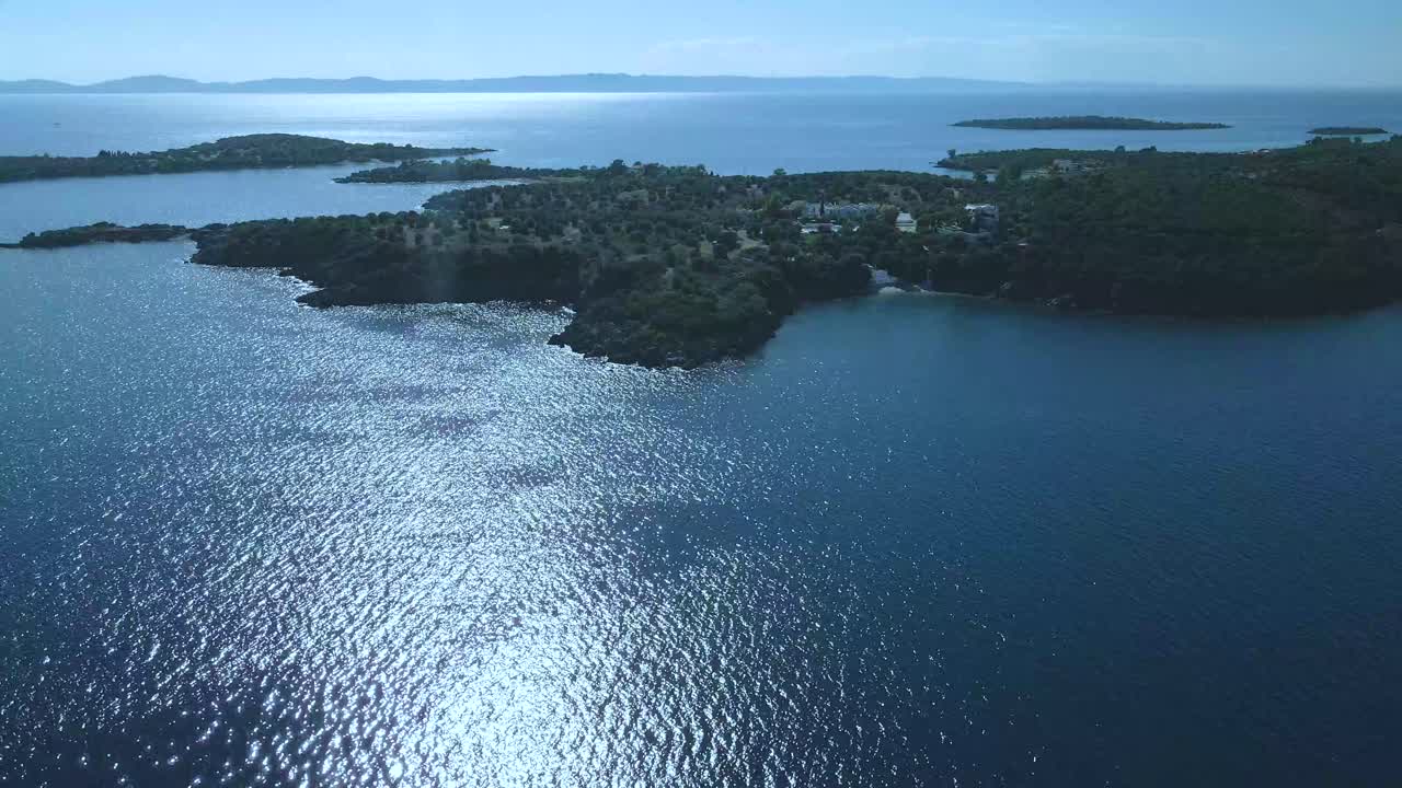 clip de drone de alta resolución 4k girando hacia arriba sobre las aguas azules tropicales de toroni en chalkidiki
