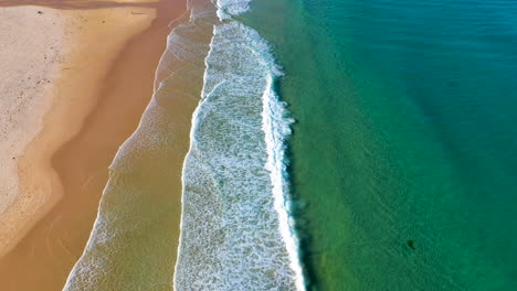 Hochkippen-Einer-Drohne,-Die-Von-Der-Brandung-Zur-Insel-Am-Redhead-Beach-Australien-Geschossen-Wurde