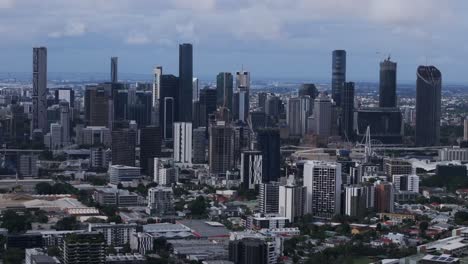 Brissy-Brisbane-Ciudad-Río-Australia-Antena-Drone-Banco-Sur-Parque-Muelle-Transbordadores-Horizontes-Rascacielos-Grúas-Casa-De-Cristal-Montañas-Gris-Nublado-Mañana-Verano-Otoño-Invierno-Australiano-Hacia-Arriba-Movimiento