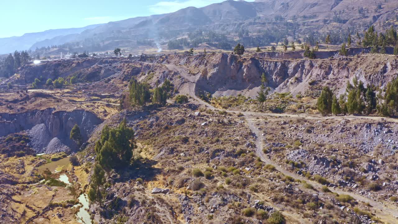Ripresa aerea del distretto di Maca, tunnel Peña Blanca, strada della Valle del Colca.