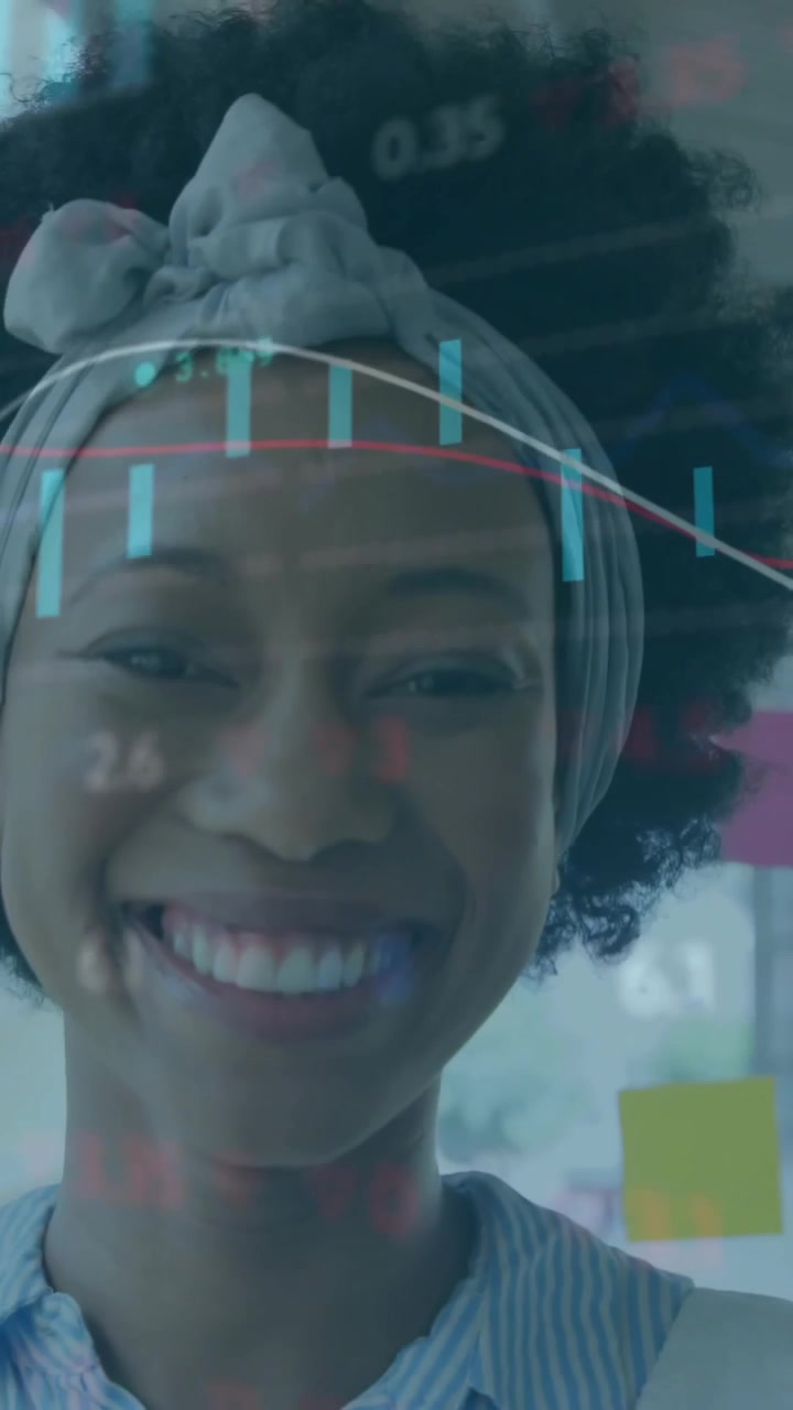 Animasi pemrosesan data keuangan di atas pengusaha wanita Afrika-Amerika di kantor