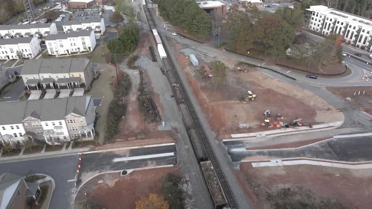 오일 크와 상품을 운반하는 긴 화물 열차 도시 풍경, 애틀랜타, 조지아, 미국