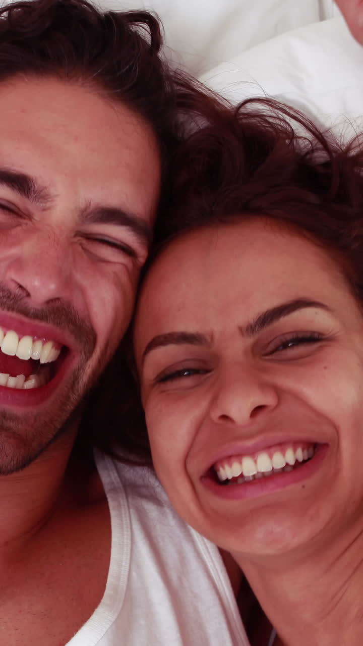 una pareja feliz haciendo caras.