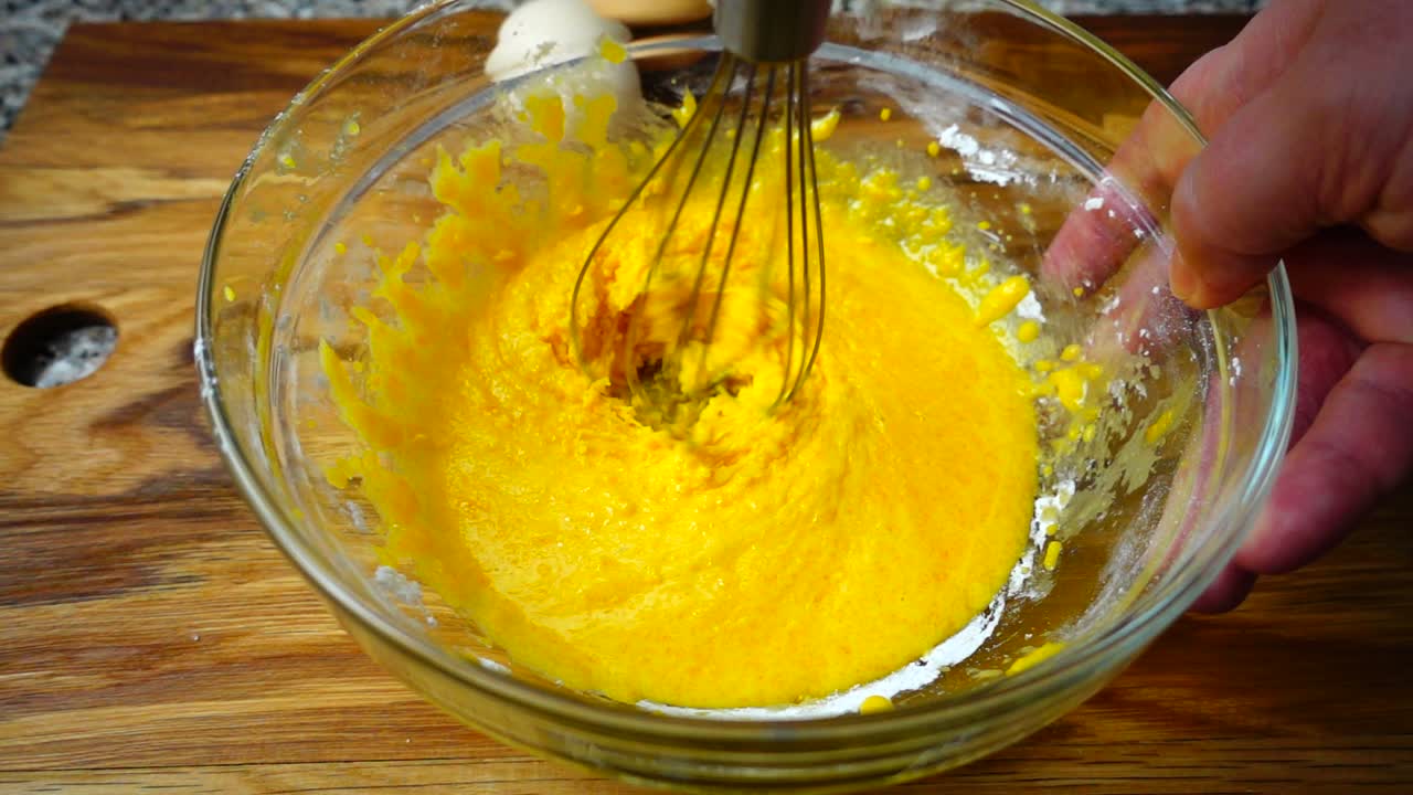 Mastication of yolks with icing sugar. Preparation of custard. Slow motion