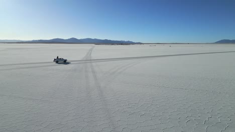 Camioneta-Viajando-Sobre-Salinas-Grandes,-Argentina