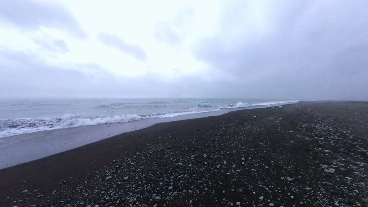 Iceland - J&ouml;kuls&aacute;rl&oacute;n Glacier Lagoon: A Diamond Delight - Marveling at Nature's Artistry on Diamond Beach