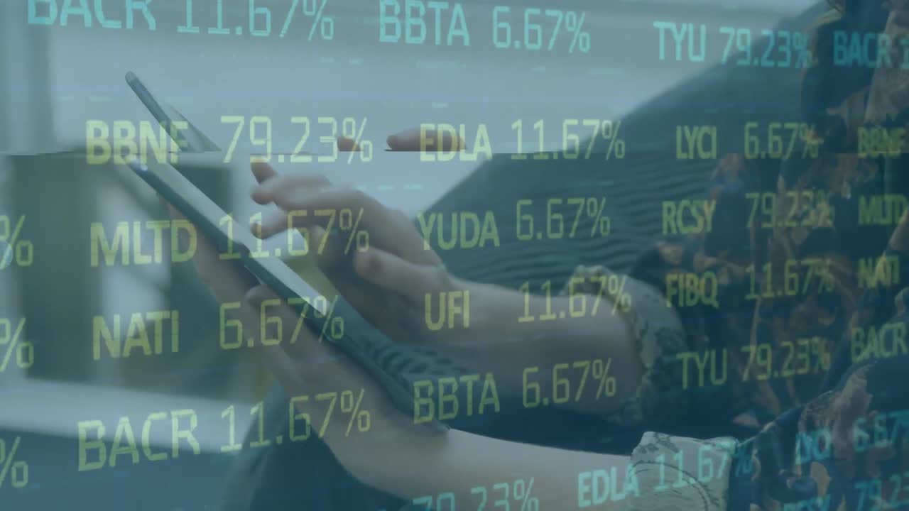 animazione dell'elaborazione dei dati sulle mani utilizzando il tablet