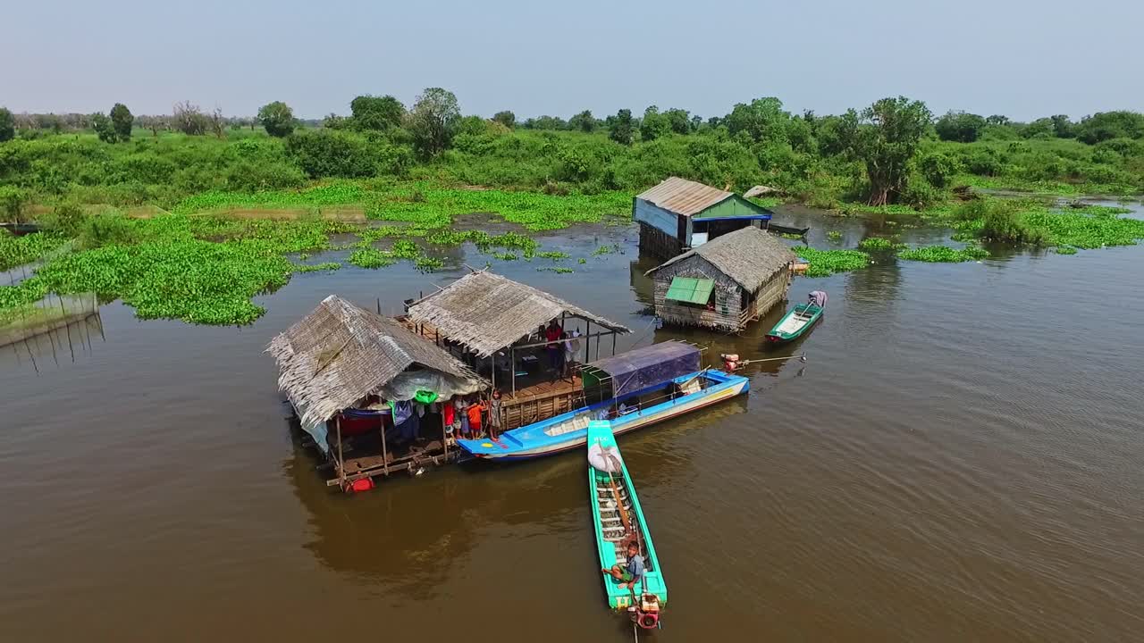 un pequeño mercado en el pueblo flotante en kompong khleang - toma aérea