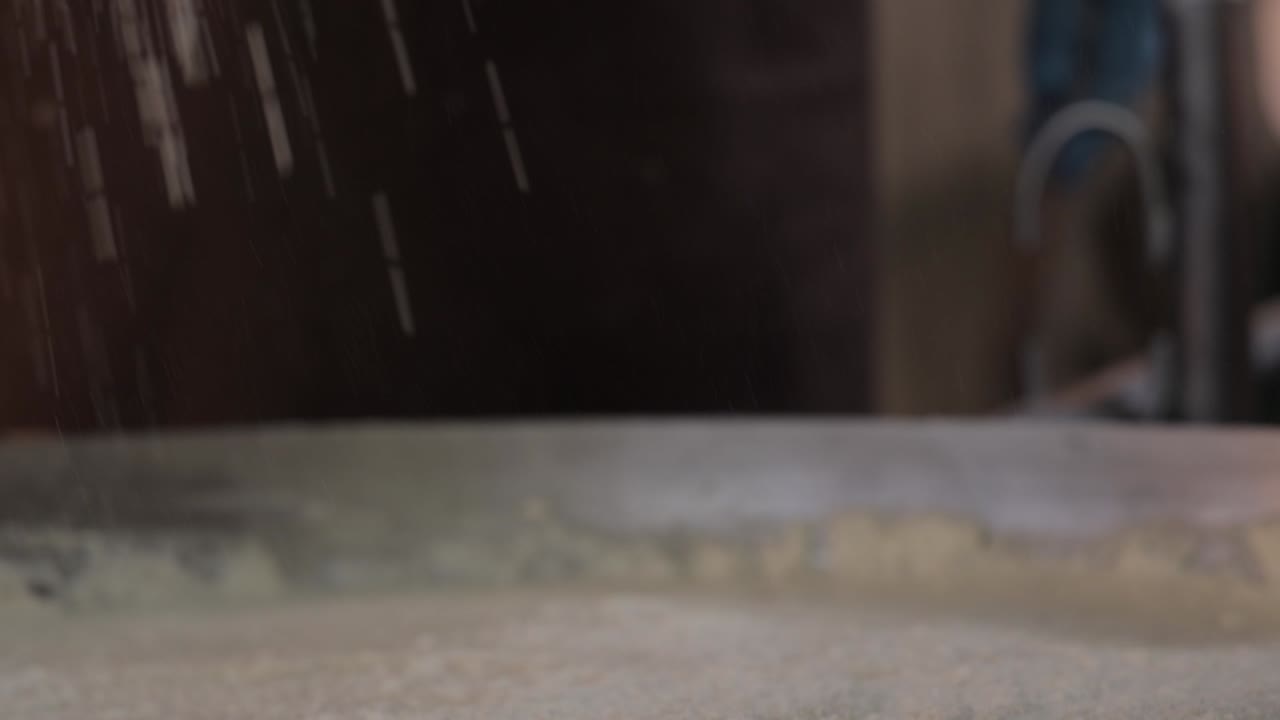 выливая муку в медленном движении