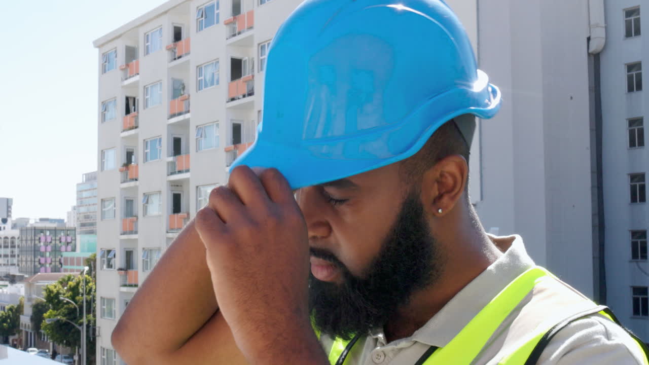 헬을 입은 흑인 남자