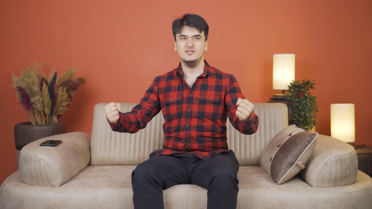 그 남자는 기 ⁇ 하고 있습니다.