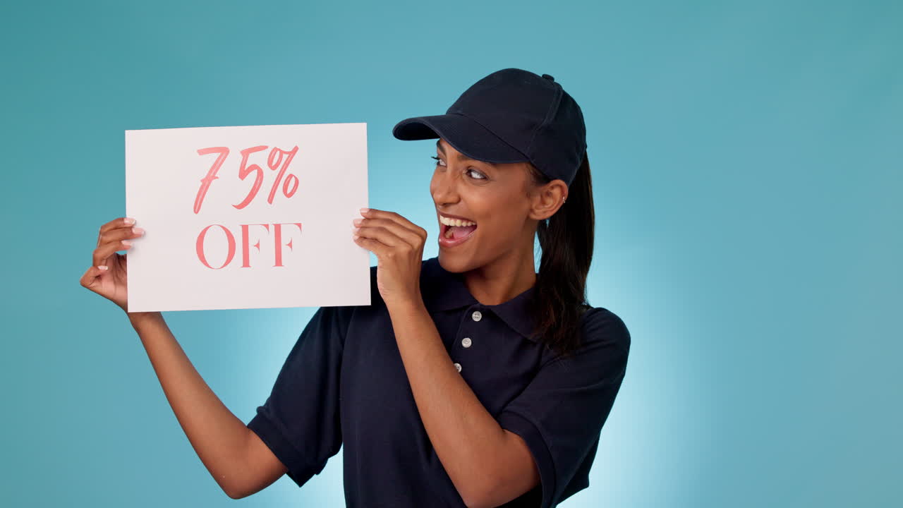 mujer emocionada, cartelera y descuento publicitario