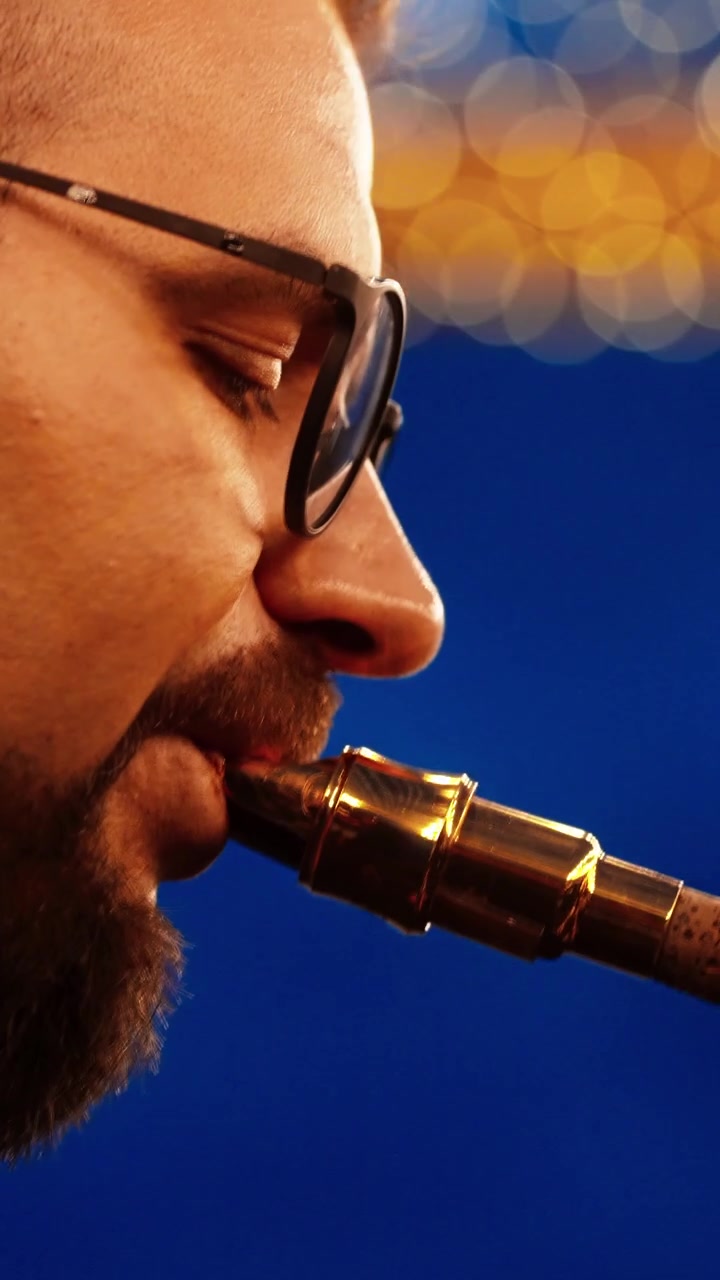 Primo piano di un uomo che suona un sassofono con le dita sui tasti