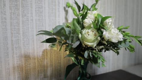 Ramo-De-Flores-Rosas-Blancas-Ramo-De-Novia-En-El-Sofá-Preparativos-Matinales-De-Los-Recién-Casados