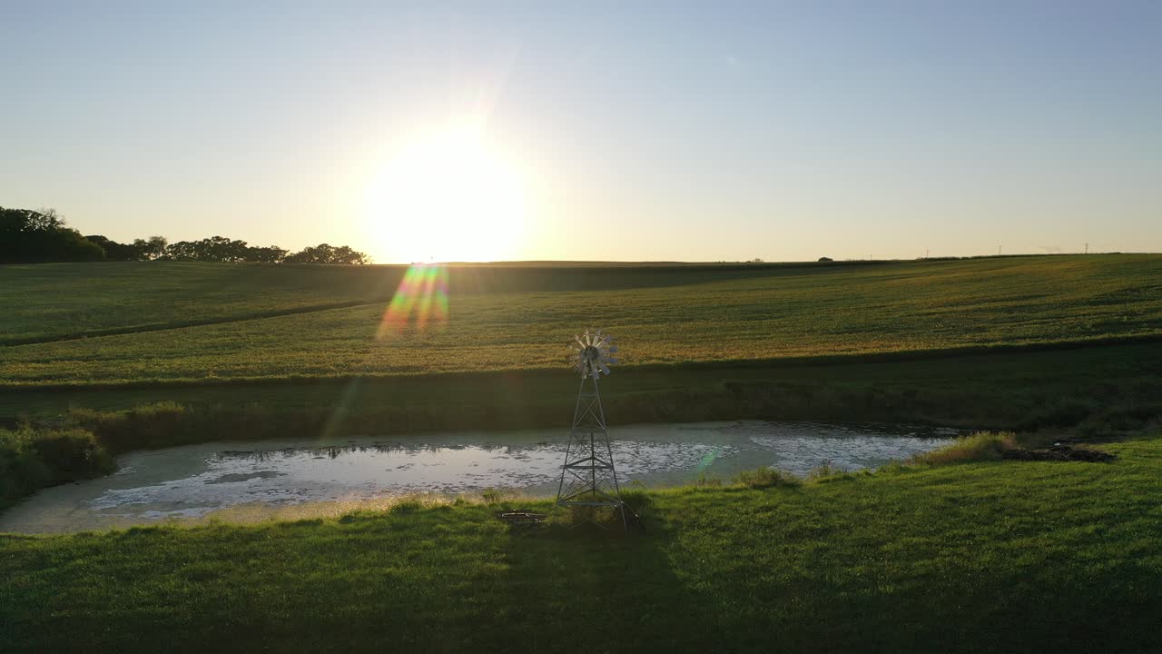 풍차 와 연못 이 있는 농장 위 의 일몰