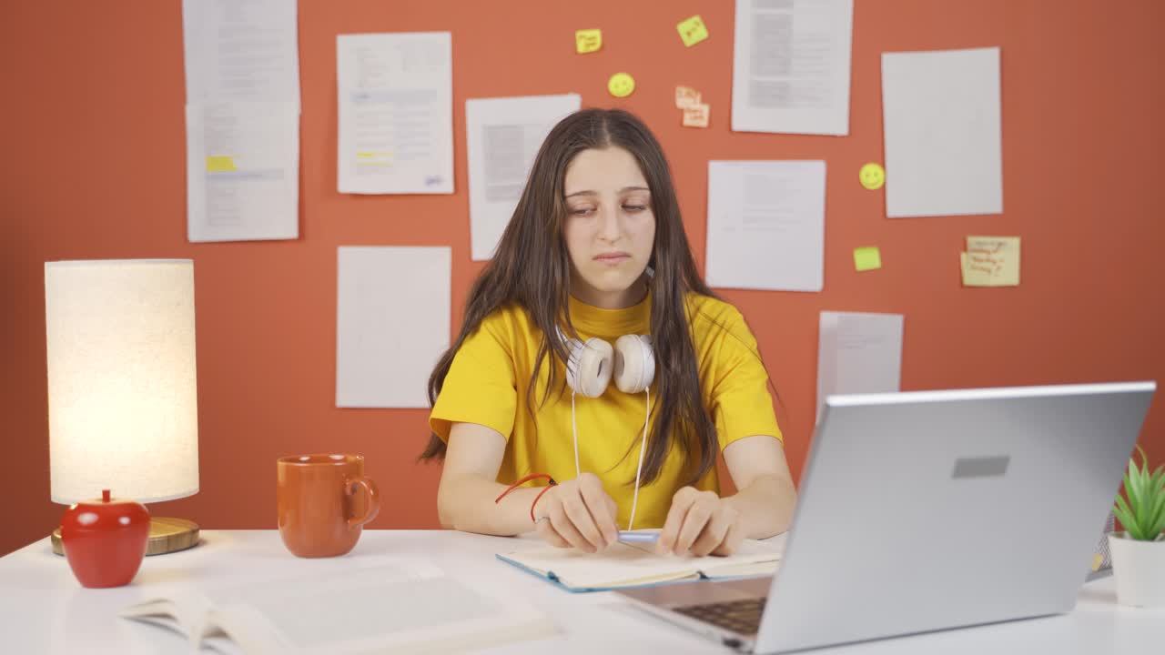 niña emocional que piensa sola en su casa.