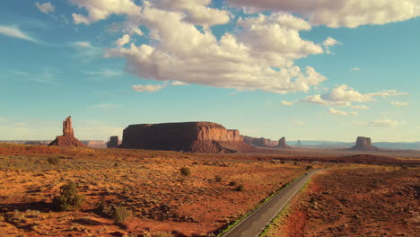 Vuela-Sobre-El-Majestuoso-Valle-Del-Monumento.-Impresionante-Video-De-Drones