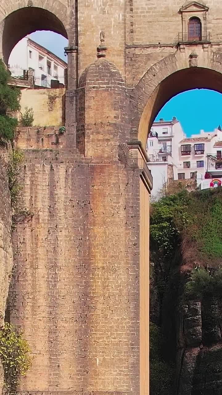 Malaga İspanya'da doğal manzara yakınında köprüler ve uçurumlar
