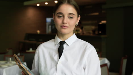 Woman-posing-in-the-restaurant