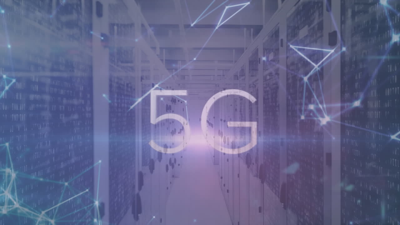 animazione di testo 5g, reti e luce luminosa sulla sala server del computer
