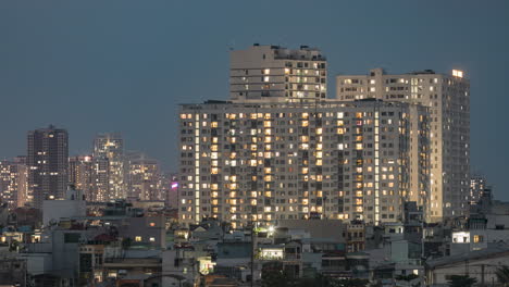 Lapso-De-Tiempo-De-Día-A-Noche-En-Una-Zona-Urbana-Densamente-Poblada-Con-Luces-Eléctricas-Artificiales-Que-Se-Encienden-En-Edificios-Iluminados