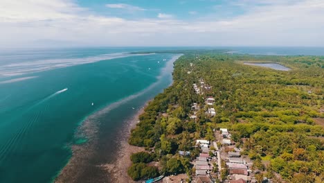 antena panorámica sobre la isla de medang indonesia