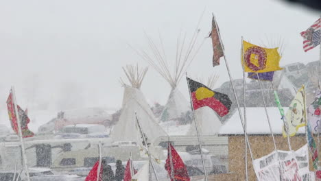 nieve en cámara lenta cayendo en roca permanente durante las protestas