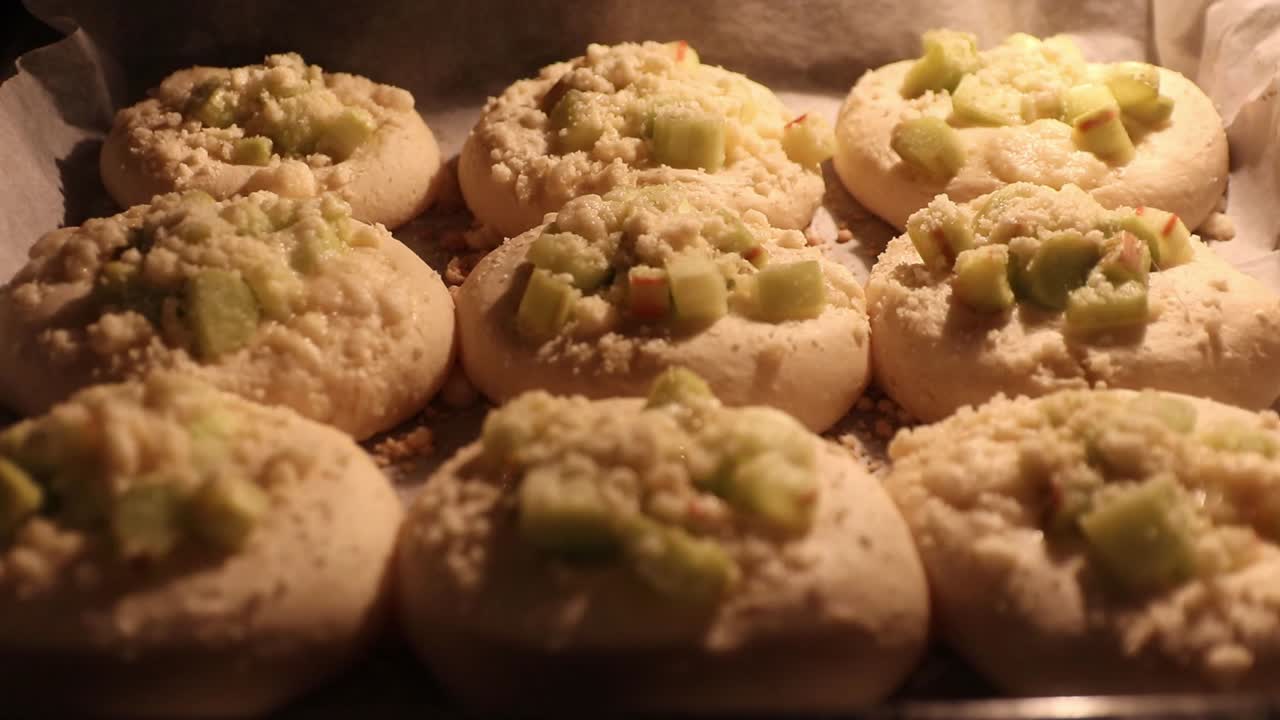 Panini al rabarbaro che cuociono nel forno in timelapse
