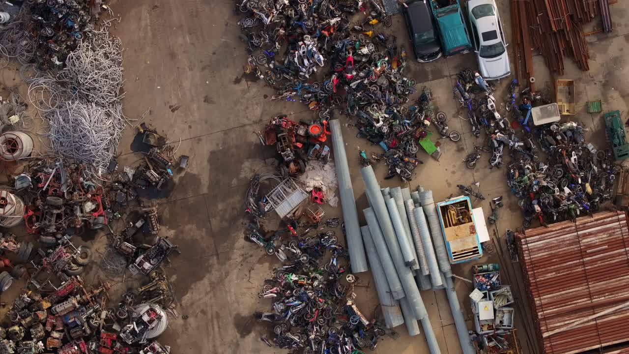 Luftfoto af en industrigrund fyldt med metalskrot, Albanien.