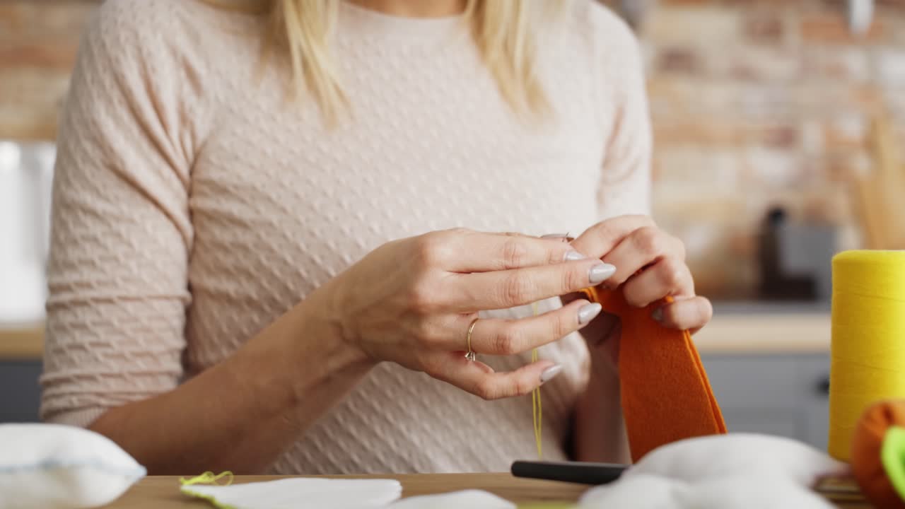 인식할 수 없는 여성이 바느질하는 자세한 비디오