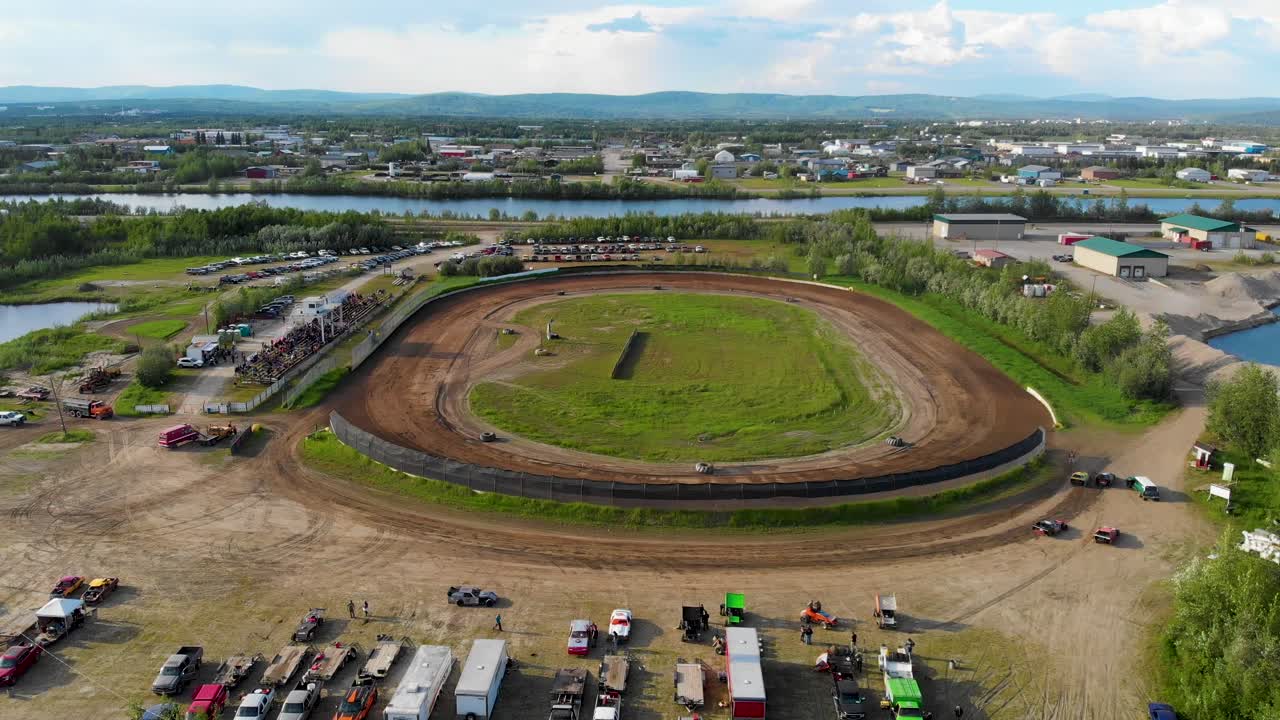 4K dronevideo af Mitchell Raceway i Fairbanks, AK en solrig sommeraften