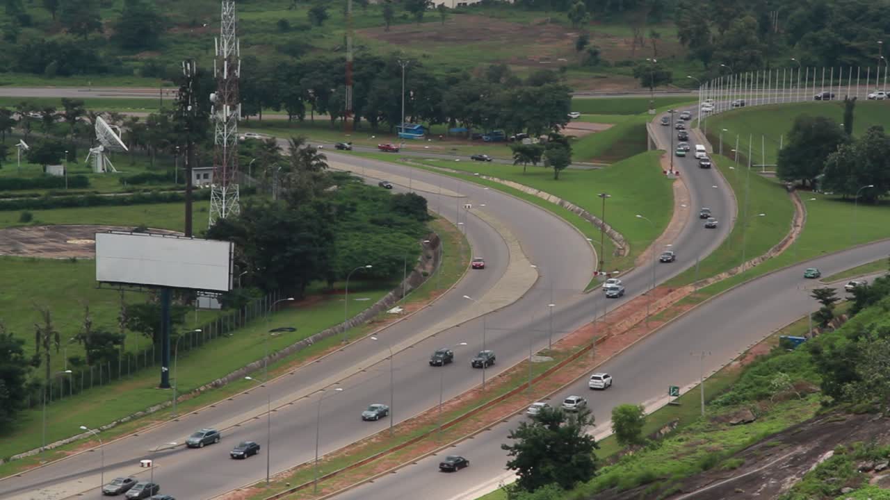 나이지리아 아 부자의 고속도로 및 녹지, 정적 와이드 샷