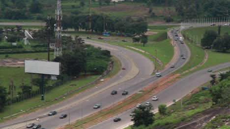 Autopista-Y-Zonas-Verdes-En-Abuja,-Nigeria,-Plano-General-Estático